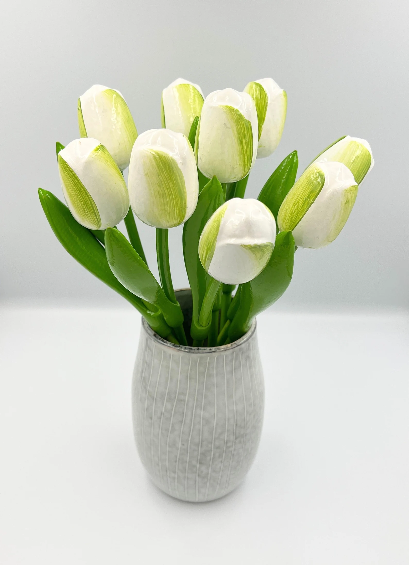 9 Holztulpen, weiß-grün, 34 cm hoch, Tulpenstrauß, handbemalt